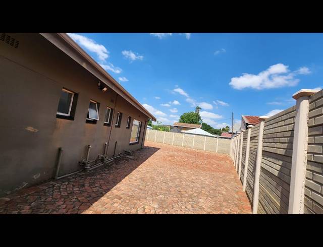217M² OFFICE FOR SALE IN RUSTENBURG CENTRAL